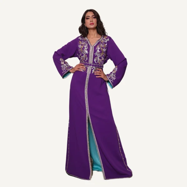 Caftan Najat violet, orné de perles raffinées, confectionné à la main pour mariages et occasions prestigieuses.