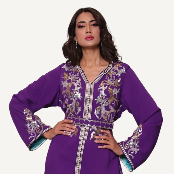 Caftan Najat violet, orné de perles raffinées, confectionné à la main pour mariages et occasions prestigieuses.