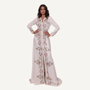 Vue complète du Caftan Rania, caftan blanc raffiné avec perles délicates, idéal pour occasions spéciales.