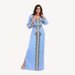 Caftan Rawan marocain orné de perles délicates, confectionné à la main, idéal pour mariages et célébrations.