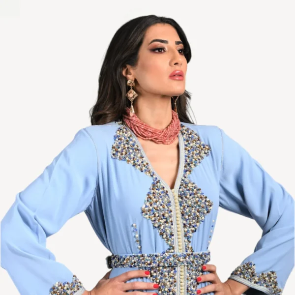 Caftan Rawan marocain orné de perles délicates, confectionné à la main, idéal pour mariages et célébrations.