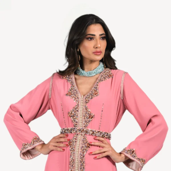 Caftan Rawan marocain orné de perles délicates, confectionné à la main, idéal pour mariages et célébrations.