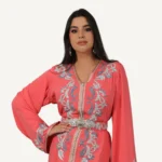 Caftan Saida corail, orné de broderies artistiques faites à la main, parfait pour célébrations et mariages.