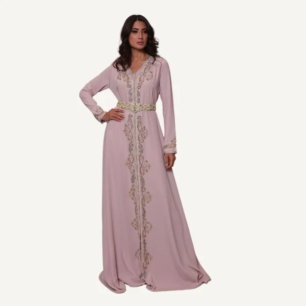 Vue complète du Caftan Rania, caftan blanc raffiné avec perles délicates, idéal pour occasions spéciales.