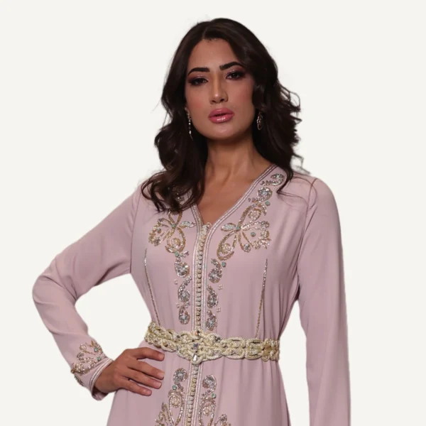 Vue complète du Caftan Rania, caftan blanc raffiné avec perles délicates, idéal pour occasions spéciales.