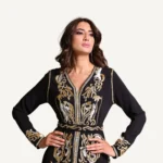 Caftan Samira noir, embelli de perles scintillantes, parfait pour mariages et soirées nocturnes.