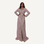 Vue complète du Caftan Warda, tenue rose nude élégante et gracieuse pour toutes les occasions festives.