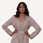 Vue complète du Caftan Warda, tenue rose nude élégante et gracieuse pour toutes les occasions festives.