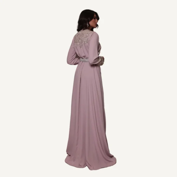 Vue complète du Caftan Warda, tenue rose nude élégante et gracieuse pour toutes les occasions festives.