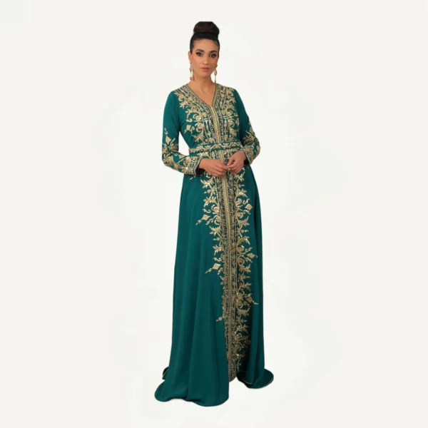 Vue complète du Caftan Amber, tenue marocaine élégante en bleu vert avec broderies dorées, parfaite pour occasions spéciales.