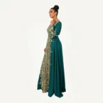 Vue complète du Caftan Amber, tenue marocaine élégante en bleu vert avec broderies dorées, parfaite pour occasions spéciales.