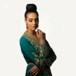 Vue complète du Caftan Amber, tenue marocaine élégante en bleu vert avec broderies dorées, parfaite pour occasions spéciales.