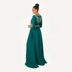 Vue complète du Caftan Amber, tenue marocaine élégante en bleu vert avec broderies dorées, parfaite pour occasions spéciales.