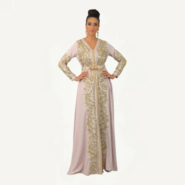 Caftan Arwa rose nude avec broderies dorées, confectionné à la main, idéal pour mariages et réceptions élégantes.