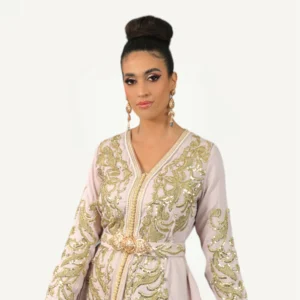 Caftan Arwa rose nude avec broderies dorées, confectionné à la main, idéal pour mariages et réceptions élégantes.