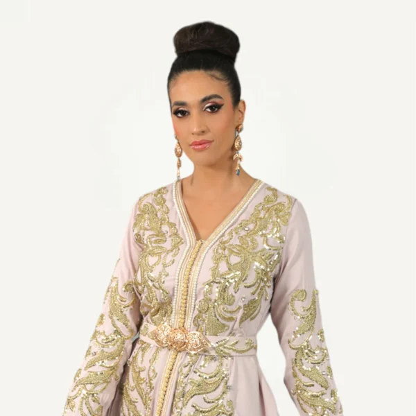 Caftan Arwa rose nude avec broderies dorées, confectionné à la main, idéal pour mariages et réceptions élégantes.