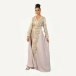 Caftan Arwa rose nude avec broderies dorées, confectionné à la main, idéal pour mariages et réceptions élégantes.