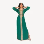 Vue complète du Caftan Chams, caftan marocain brodé à la main, parfait pour les événements spéciaux.