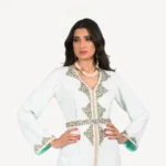 Vue complète du Caftan Chams, caftan marocain brodé à la main, parfait pour les événements spéciaux.