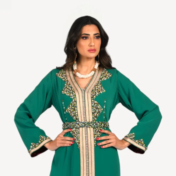 Vue complète du Caftan Chams, caftan marocain brodé à la main, parfait pour les événements spéciaux.