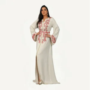 Vue complète du Caftan Nada, caftan marocain blanc élégant avec broderies rose et argentées, parfait pour occasions spéciales.