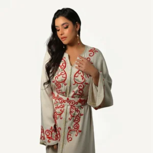 Vue complète du Caftan Nada, caftan marocain blanc élégant avec broderies rose et argentées, parfait pour occasions spéciales.