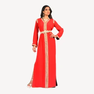 Vue complète du Caftan Ritaj, tenue marocaine élégante avec finitions dorées, idéale pour les événements spéciaux.