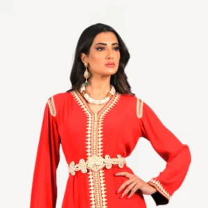 Vue complète du Caftan Ritaj, tenue marocaine élégante avec finitions dorées, idéale pour les événements spéciaux.