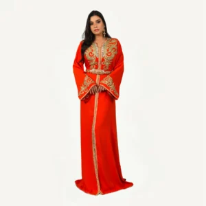 Caftan Zumurrud orange, orné de perles dorées, confectionné à la main, idéal pour mariages et événements spéciaux.