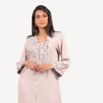 Djellaba Dana Mautassin rose nude, confectionnée à la main en crêpe fluide avec broderies raffinées, une tenue artisanale chic et intemporelle.