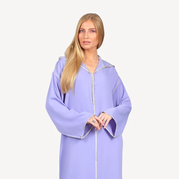 Djellaba Ghala Mautassin mauve clair, confection artisanale en crêpe avec broderies en berchman, parfaite pour un style doux et sophistiqué.