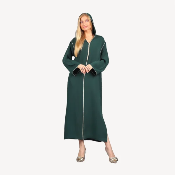 Djellaba Ghala Mautassin vert bouteille, une tenue royale en crêpe orné de berchman, parfaite pour mariages et réceptions prestigieuses.