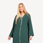 Djellaba Ghala Mautassin vert bouteille, une tenue royale en crêpe orné de berchman, parfaite pour mariages et réceptions prestigieuses.