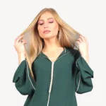 Djellaba Ghala Mautassin vert bouteille, une tenue royale en crêpe orné de berchman, parfaite pour mariages et réceptions prestigieuses.