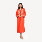 Djellaba Jawaher Mautassin en crêpe orange vibrant, ornée de broderies délicates, une pièce artisanale idéale pour les occasions spéciales.