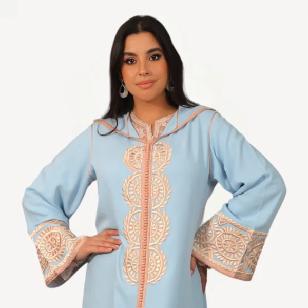 Djellaba Latifa Mautassin bleu ciel en crêpe avec dentelle et broderies délicates, une tenue artisanale élégante et raffinée.