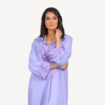 Djellaba Miriam Mautassin mauve clair, une tenue artisanale en crêpe avec finitions en berchman et broderies délicates, idéale pour des occasions sophistiquées.