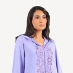 Djellaba Miriam Mautassin mauve clair, une tenue artisanale en crêpe avec finitions en berchman et broderies délicates, idéale pour des occasions sophistiquées.