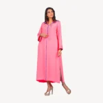 Djellaba Miriam Mautassin rose bonbon, une djellaba en crêpe légère avec broderies délicates, parfaite pour un look frais et féminin.