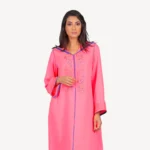 Djellaba Miriam Mautassin rose bonbon, une djellaba en crêpe légère avec broderies délicates, parfaite pour un look frais et féminin.