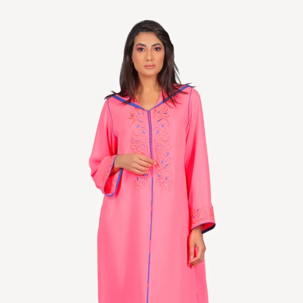 Djellaba Miriam Mautassin rose bonbon, une djellaba en crêpe légère avec broderies délicates, parfaite pour un look frais et féminin.