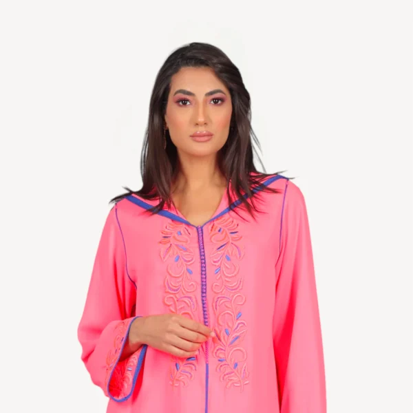 Djellaba Miriam Mautassin rose bonbon, une djellaba en crêpe légère avec broderies délicates, parfaite pour un look frais et féminin.