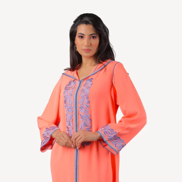 Djellaba Muneera Mautassin saumon clair, une tenue en crêpe fluide ornée de broderies fines, parfaite pour un look chic et confortable.