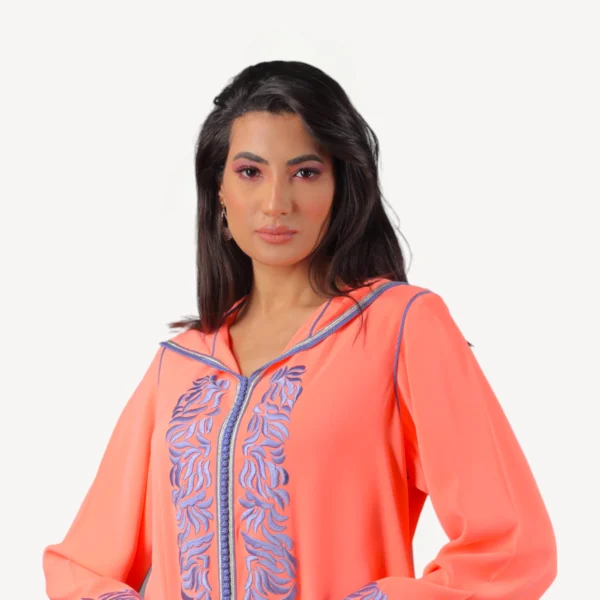 Djellaba Muneera Mautassin saumon clair, une tenue en crêpe fluide ornée de broderies fines, parfaite pour un look chic et confortable.