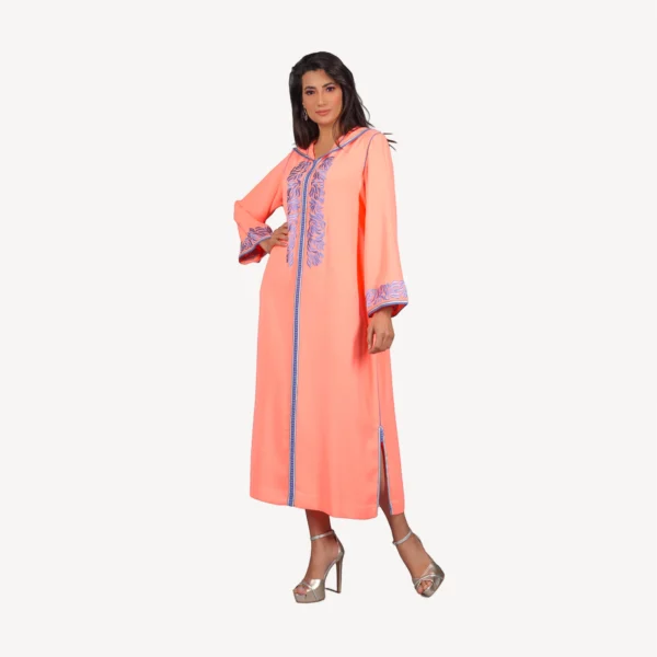 Djellaba Muneera Mautassin saumon clair, une tenue en crêpe fluide ornée de broderies fines, parfaite pour un look chic et confortable.