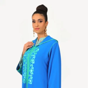 Djellaba Sara Mautassin en crêpe bleu roi, ornée de dentelle et broderies délicates, une tenue artisanale élégante et majestueuse.