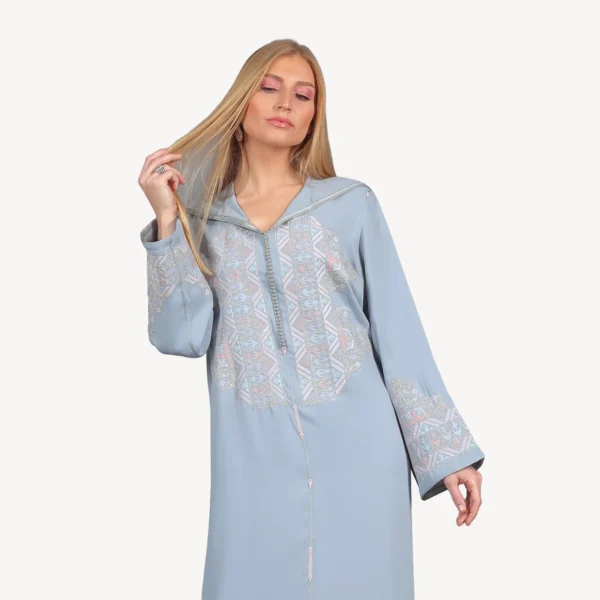 Djellaba Shamma Mautassin en bleu cadet, confectionnée en crêpe avec broderies délicates, parfaite pour mariages et soirées élégantes.