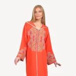 Djellaba Shamma Mautassin en orange vibrant, une djellaba artisanale en crêpe avec broderies fines, idéale pour les événements spéciaux.