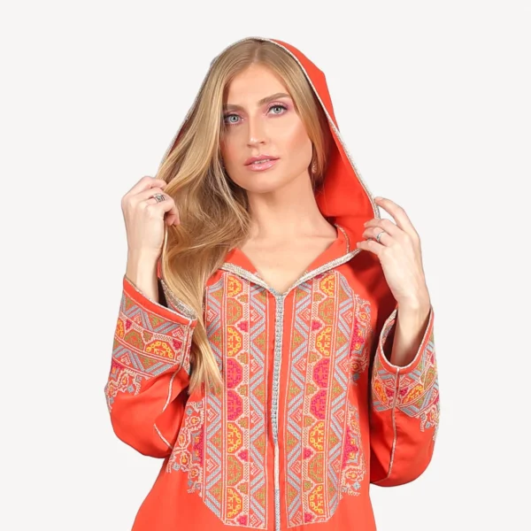 Djellaba Shamma Mautassin en orange vibrant, une djellaba artisanale en crêpe avec broderies fines, idéale pour les événements spéciaux.