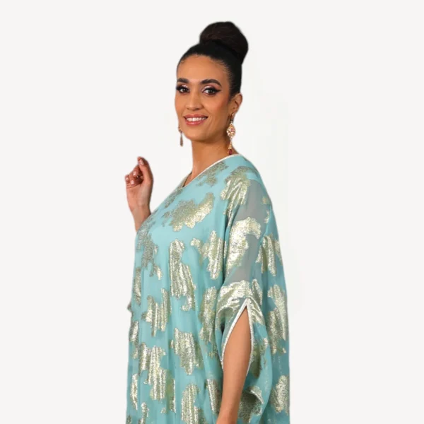 Gandoura Areej élégante et féminine, parfaite pour les occasions spéciales, fabriquée à la main en soie et tlija.